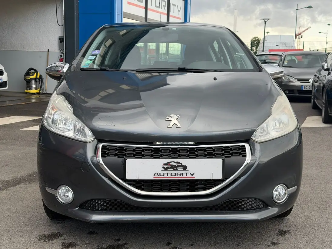 PEUGEOT     208