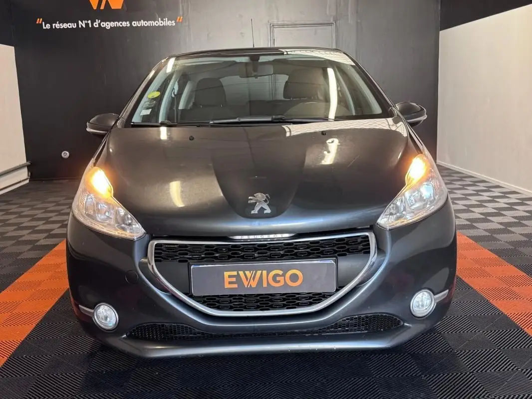 PEUGEOT     208