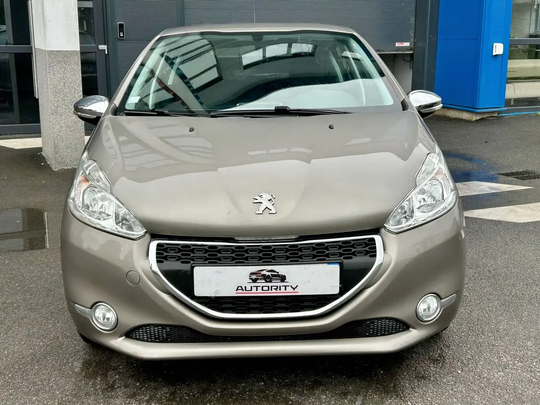 PEUGEOT    208