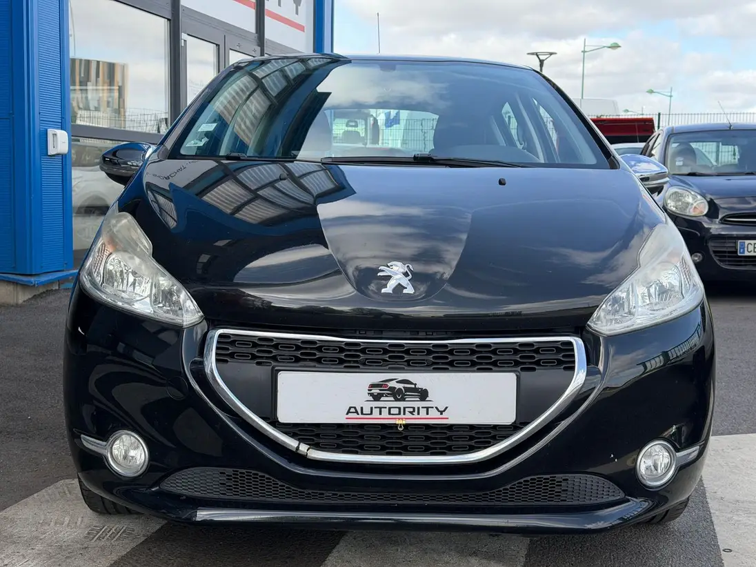 PEUGEOT    208