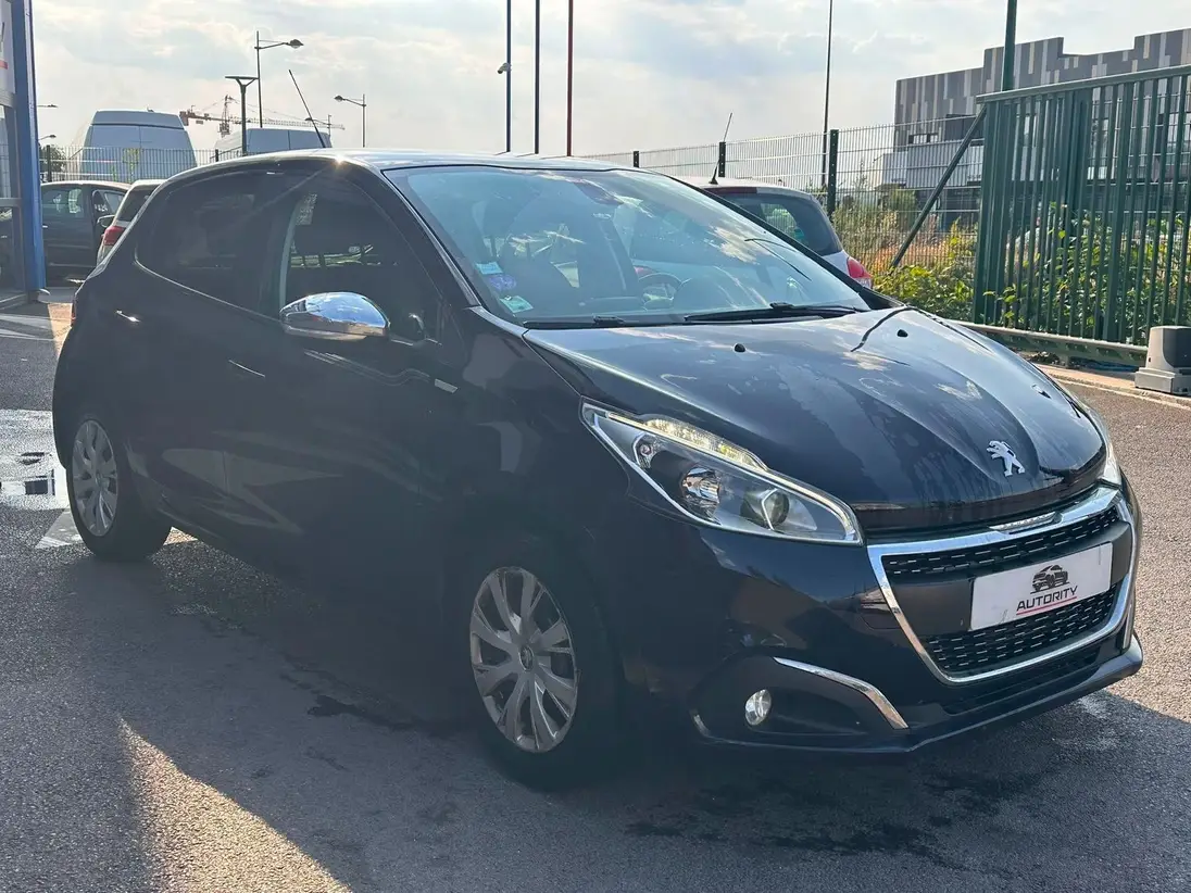 PEUGEOT     208