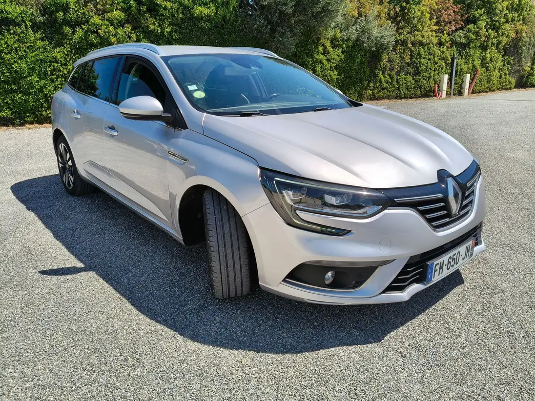 RENAULT     MEGANE IV